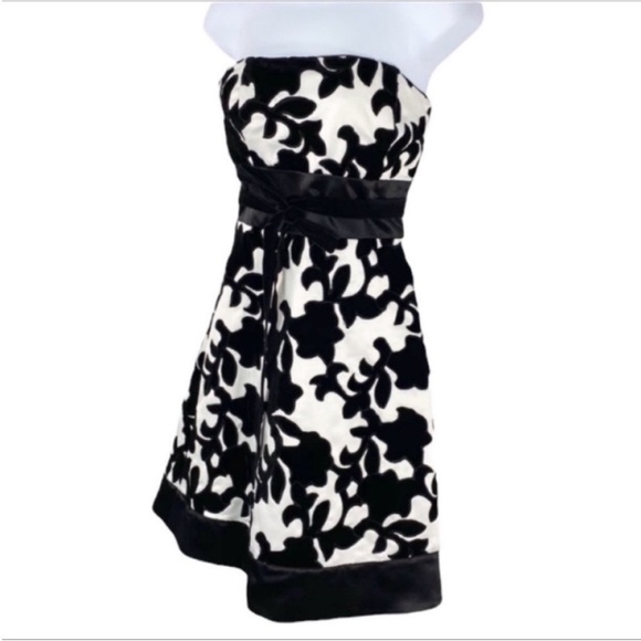 WHITE HOUSE BLACK MARKET velvet strapless dress 0 - Picture 2 of 10